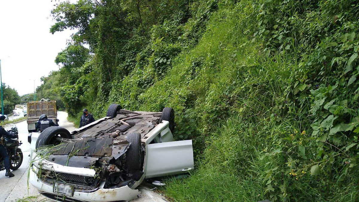 Volcó tras salir de una curva del bulevar a Coatepec